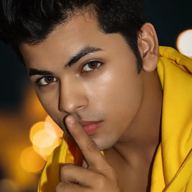 Siddharth Nigam image age biography Family Career Height. 